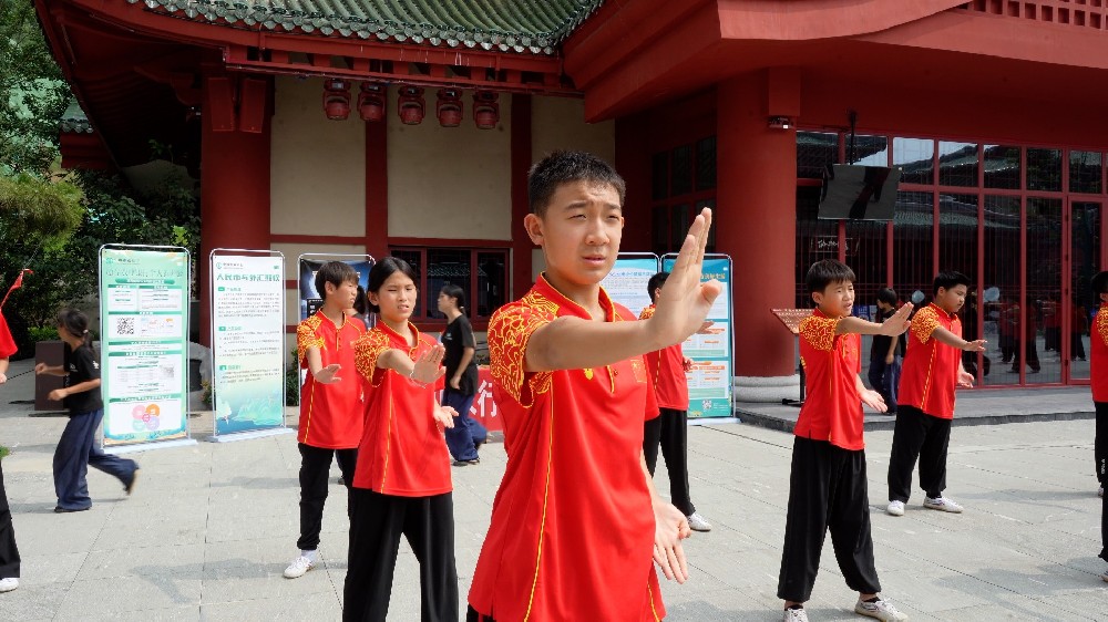 夏日爱心驱酷暑，精武一家情更浓！