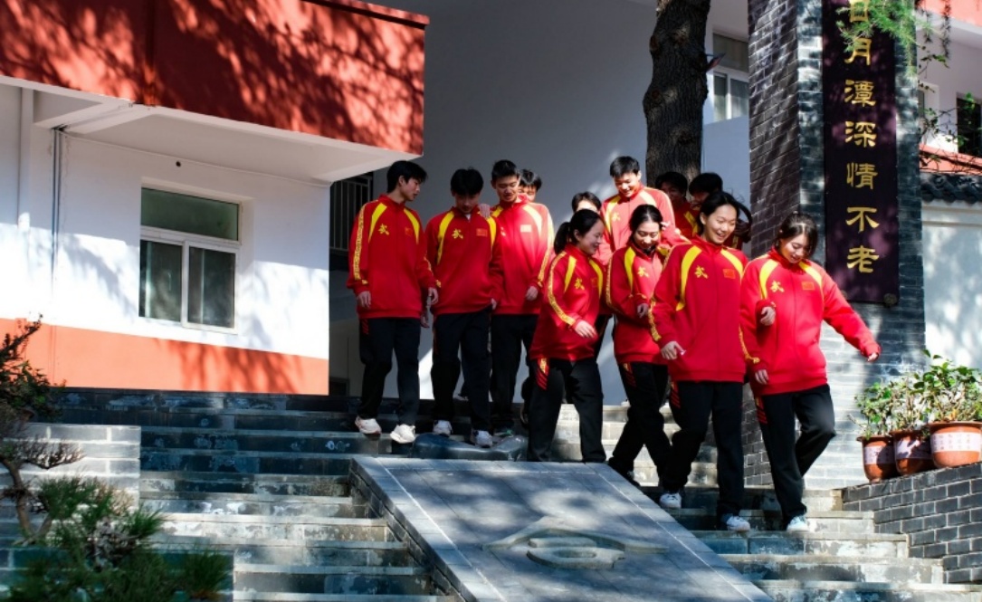 女孩子在武当山武校学习武术