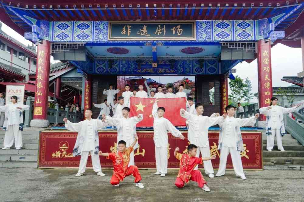 五一寻武武当山！精武学子非遗剧场展演，机器人献武+免费赠饮暖人心